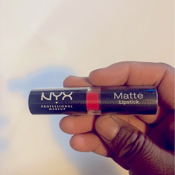NYX Matte Lipstick Professional Makeup MLS05 Indie Flick - Picture 2 of 3